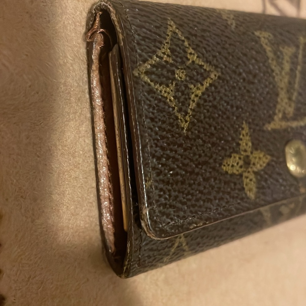 LV MONO KEY POUCH - Picture 3 of 9